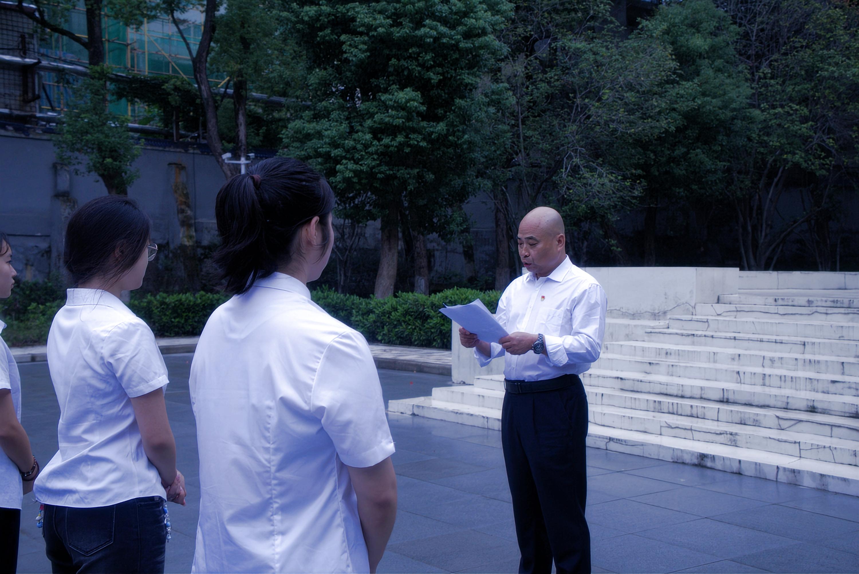 汪书记纪念碑前讲话.jpg 汪书记纪念碑前讲话.jpg