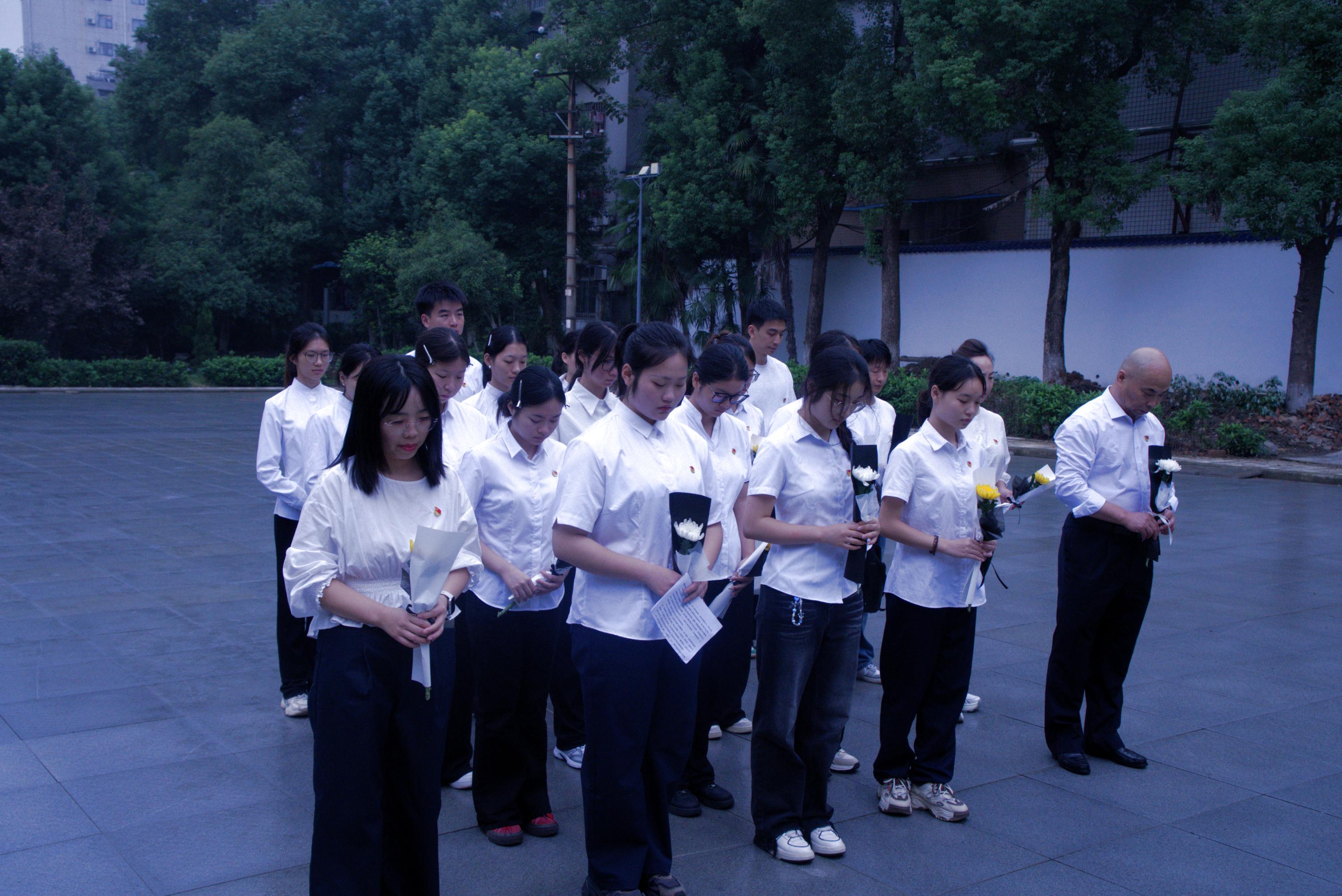 纪念碑前默哀.jpg 纪念碑前默哀.jpg