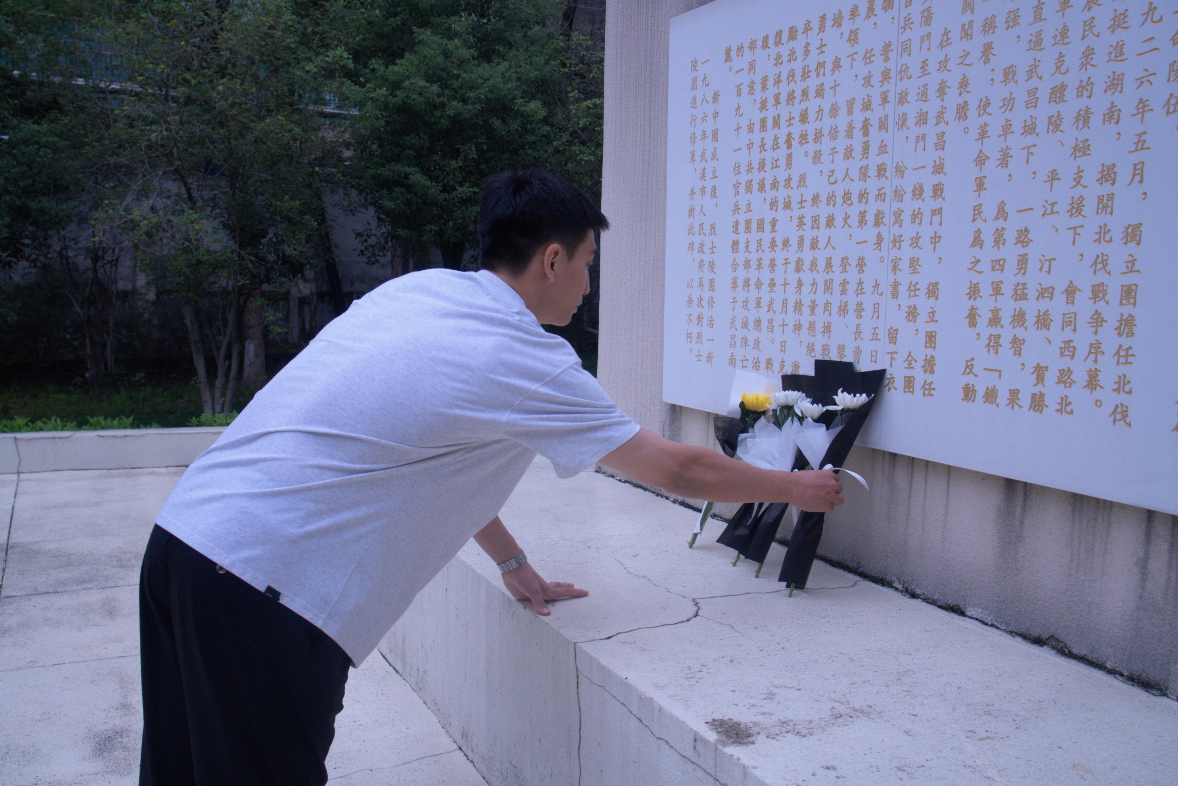 纪念碑前献花.jpg 纪念碑前献花.jpg
