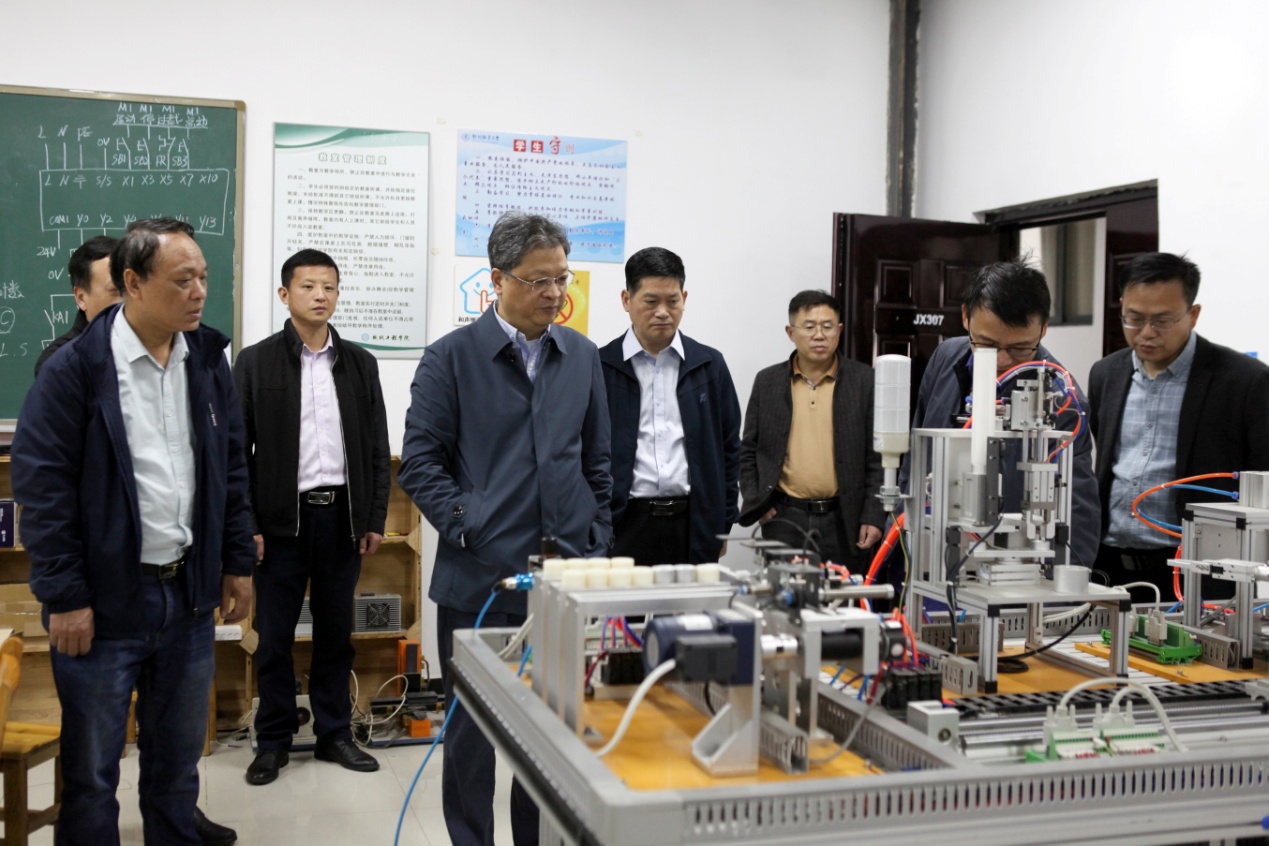 校党委书记万国光深入工作室调研大赛备赛工作.jpg 校党委书记万国光深入工作室调研大赛备赛工作.jpg