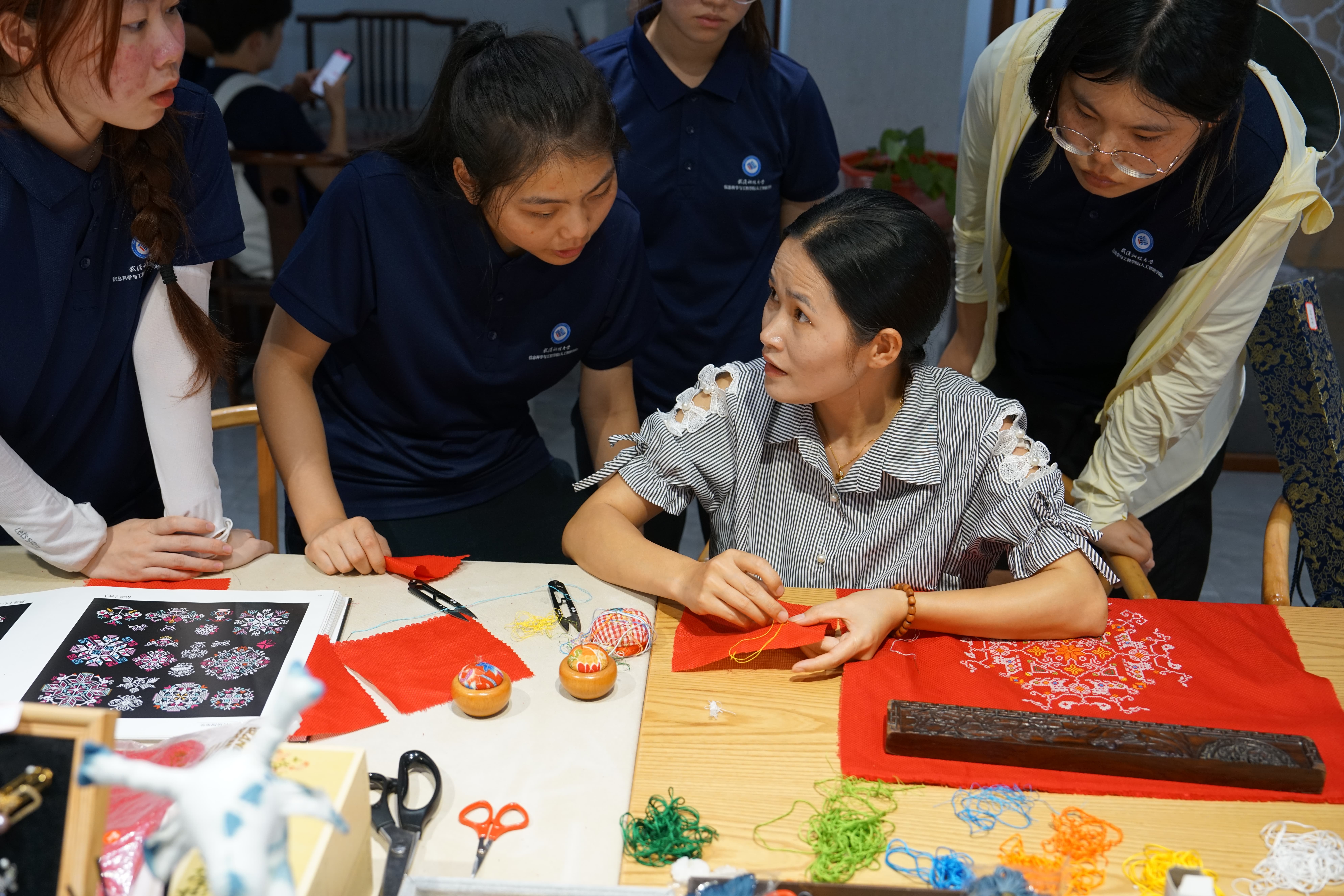 学生学习黄梅挑花 通讯员赵婉涛摄_compressed.jpg