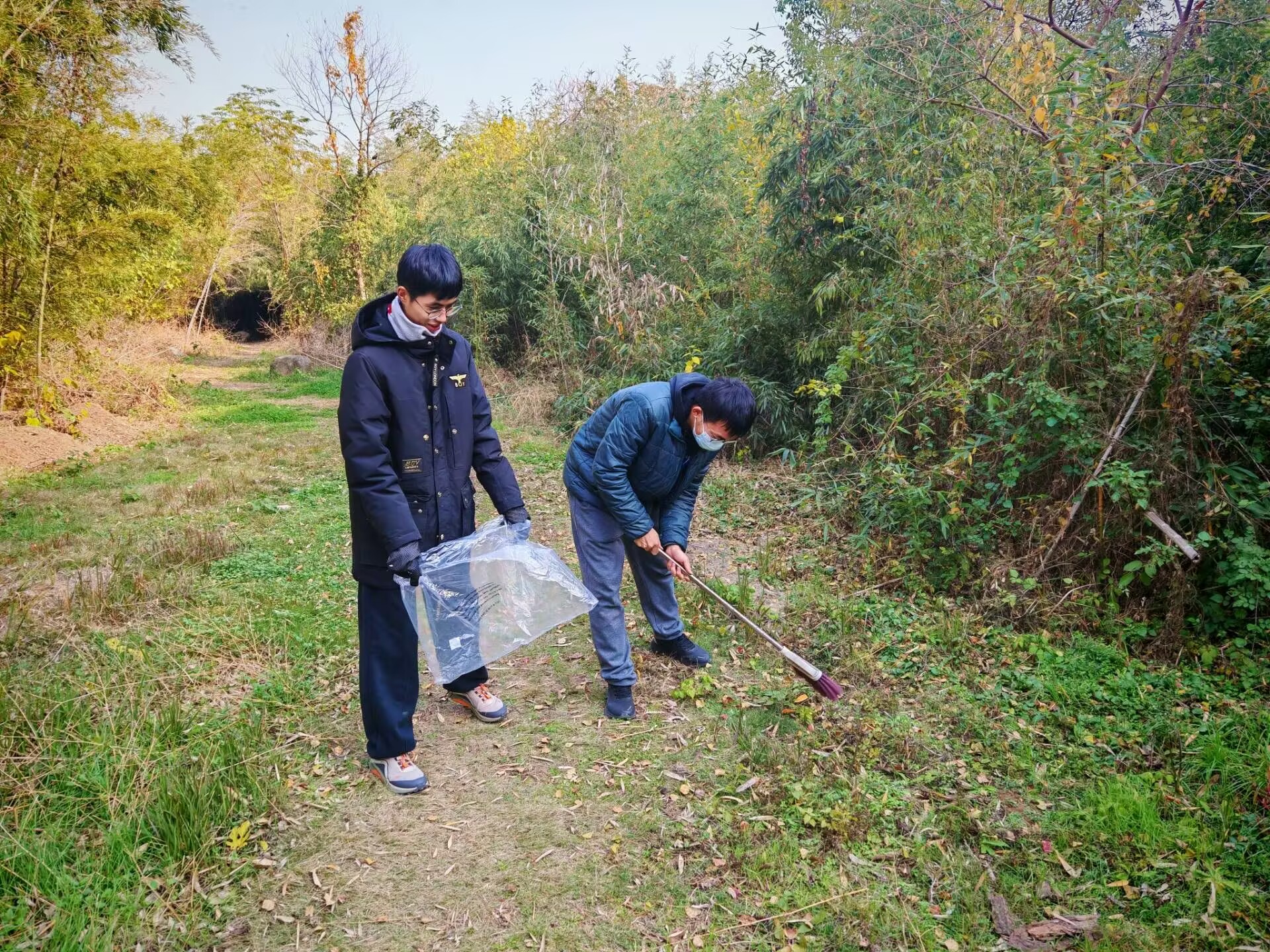 志愿者清扫草地上的垃圾  吴晨摄.jpg