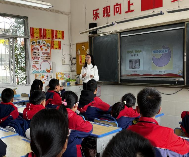 青马班学员向中小学生宣讲党的二十届四中全会精神