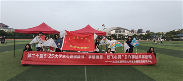 图7：武汉校区合影留念.png
